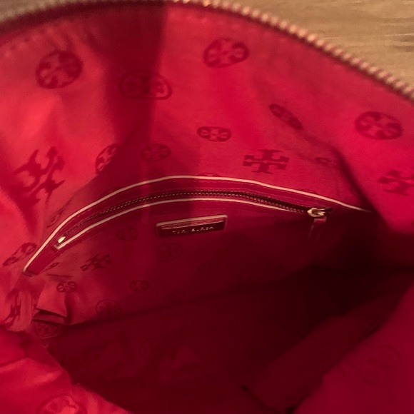 TORY BURCH Fold-Over Crossbody Bag in Vibrant Red. - Picture 5 of 7